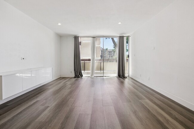 Building Photo - 321 S San Vicente Blvd Unit 101 Rental