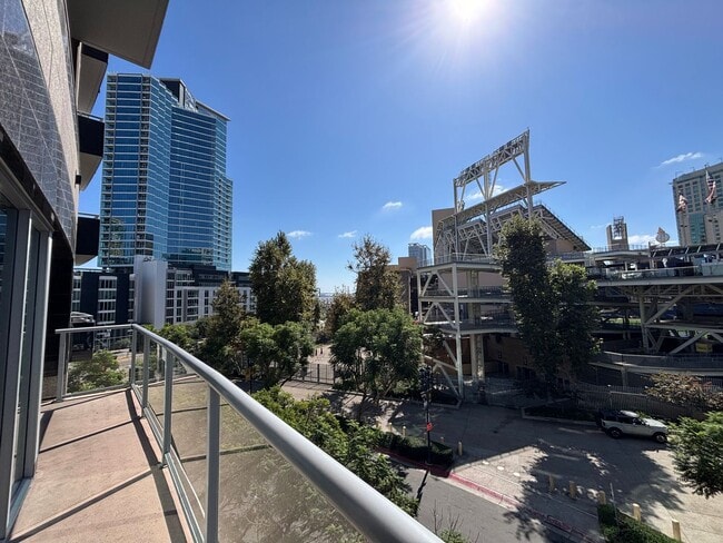 Building Photo - Modern 2 Bed Condo with Balcony Views in P... Unit 423