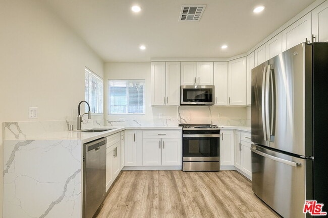 Building Photo - 5248 1/2 Whitsett Ave Rental