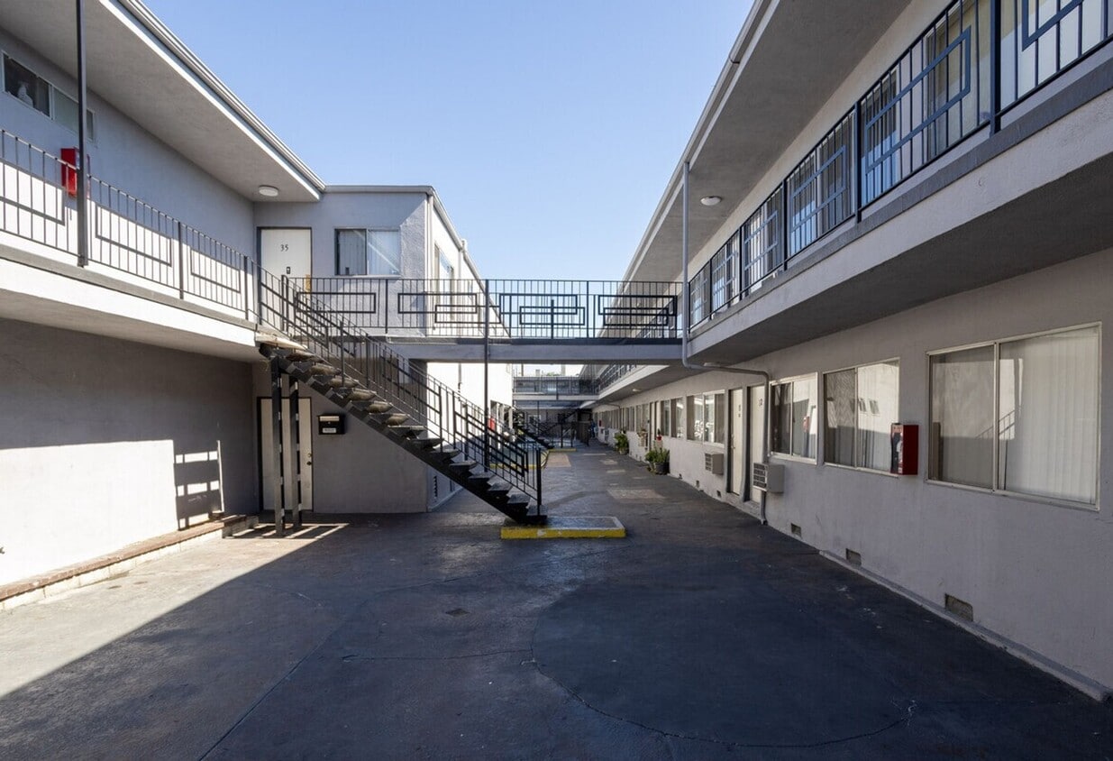 Floor Plan - Spacious 1 Bed 1 Bath Apartment in Winnetka, CA