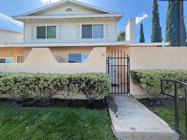 Building Photo - West Palmdale Townhouse