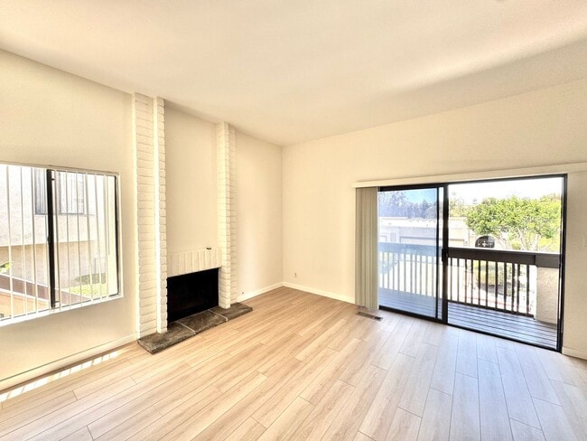 Building Photo - AVAILABLE NOW: BIG College Area Townhome 4 Bed / 2.5 Bath garage, AC, pool, W/D