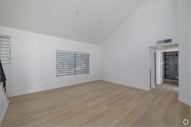 2BR, 2BA - 1,095SF - Living Room - 15004 Nordhoff St