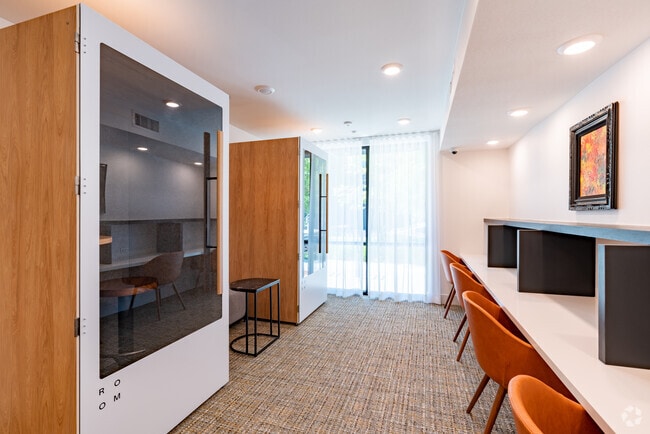 Business Center - Clarendon Apartments