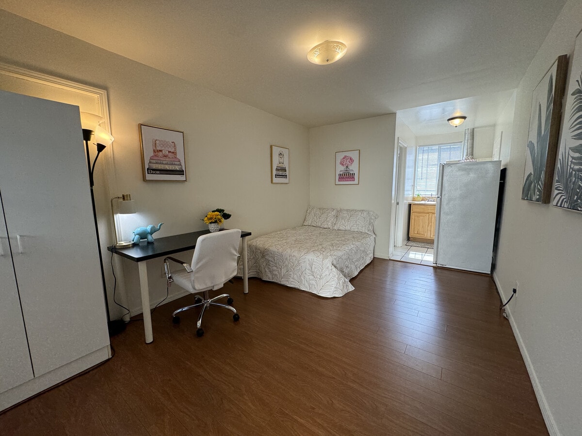 Photo - 1170 W 37th St House