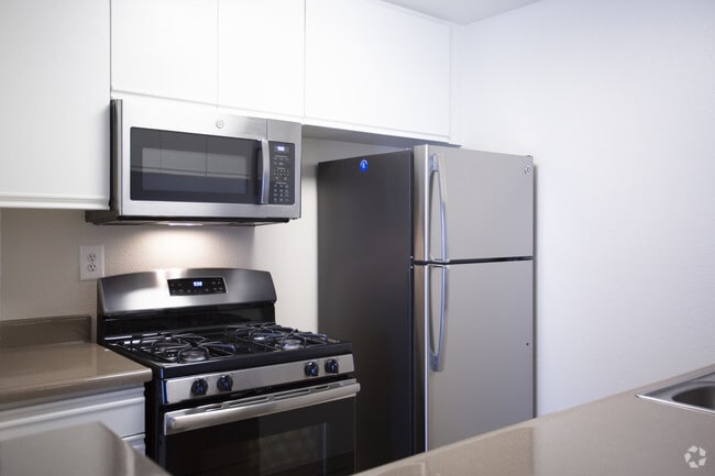 2BR, 2BA-940 SF - Tarzana Terraces