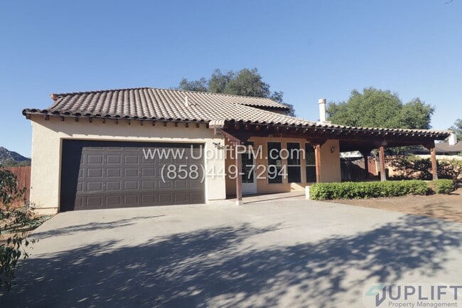 Building Photo - 4 Bedroom 2.5 Bath in San Diego Country Es...