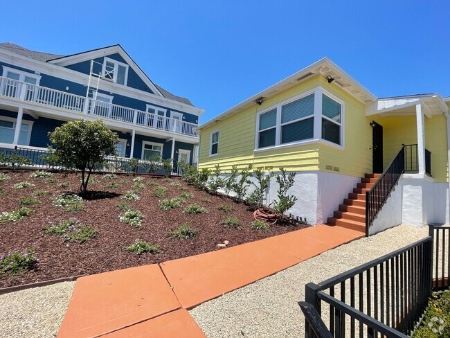 Building Photo - Charming 2-Bedroom Home with Private Yard ...