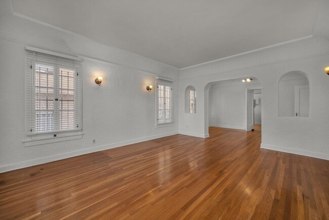 Building Photo - Large 2 bedroom Unit 1115