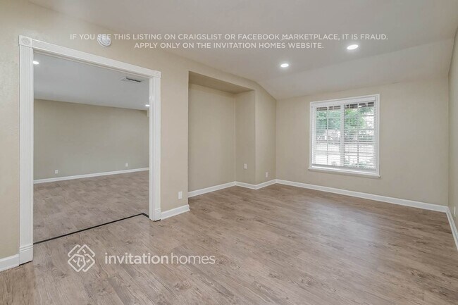 Photo - 17363 Saticoy St