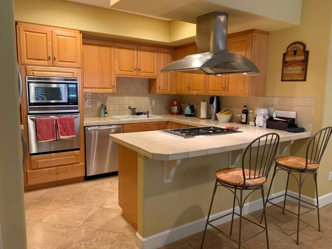 Kitchen with sitting area - 937 12th St Unit 208