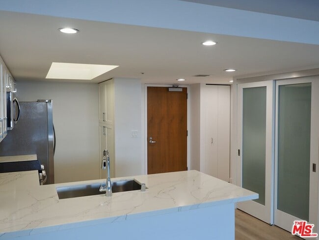 Building Photo - 13700 Marina Pointe Dr Unit 619