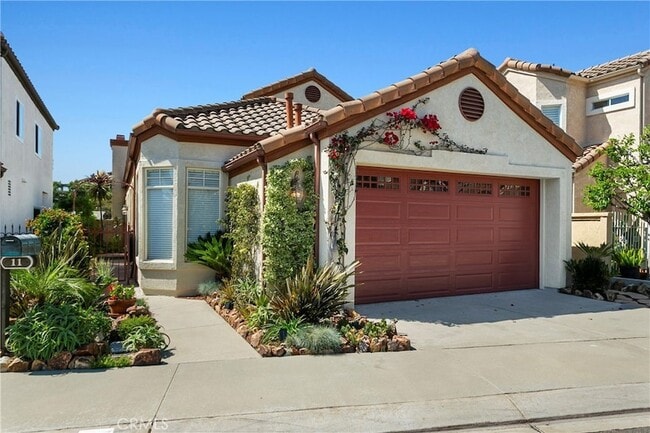 Building Photo - 11 Reina