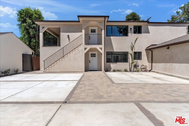Building Photo - 6913 1/2 Encino Ave Unit Upper