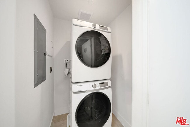 Photo - 408 1/2 N Kenmore Ave