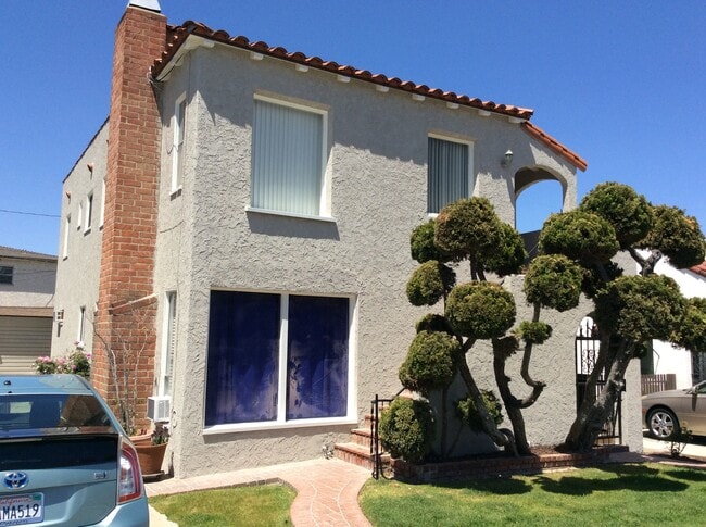 Building Photo - 235 Corona Ave Unit 235 Corona Ave.