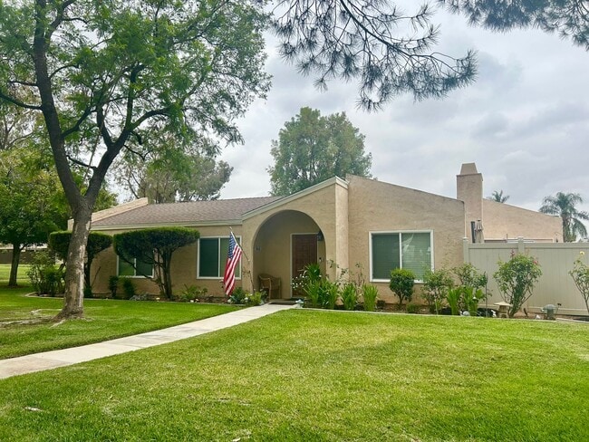 Building Photo - Charming 3 Bed Condo In Redlands