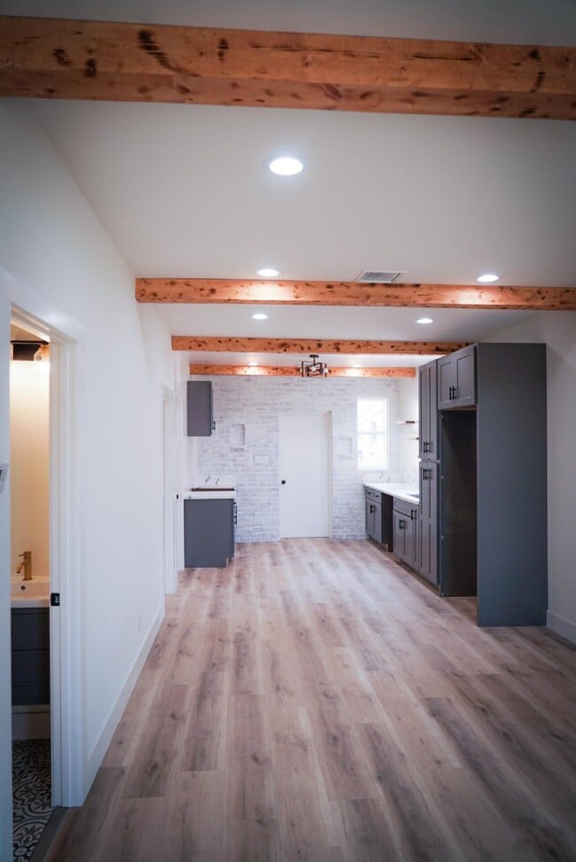 Building Photo - 156 S Pecan St