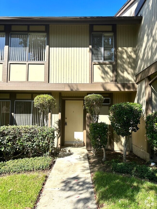 Building Photo - Spacious Woodbridge Condo -Townhouse model...