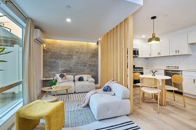 Building Photo - 1258 W 37th Dr Unit 1260 1/2 W 37th Dr