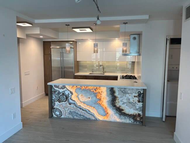 Building Photo - 500 W Harbor Dr Unit 713