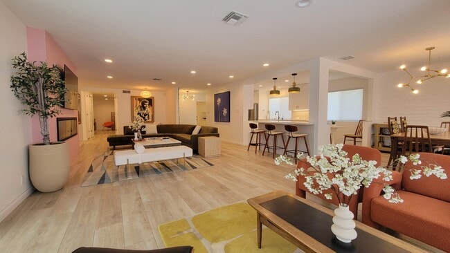 Photo - 901 W Vía Livorno