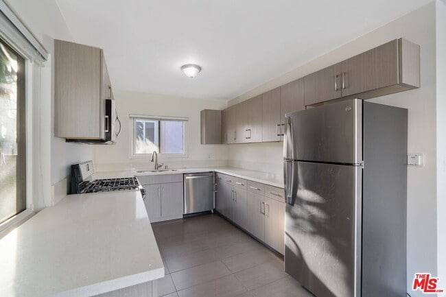 Building Photo - 1301 S Saltair Ave Unit 2
