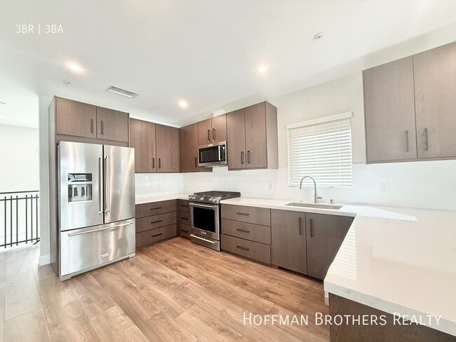 Building Photo - 1147 Beachwood Dr Unit 5