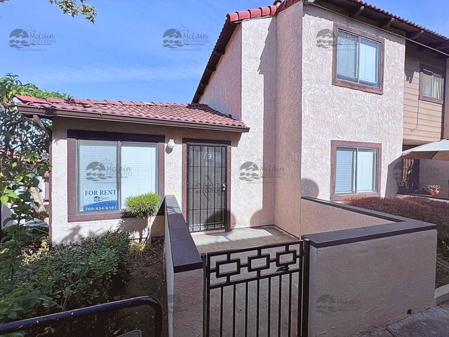 Building Photo - 3 Bed/2 Bath Two Story Townhome in Gated Community