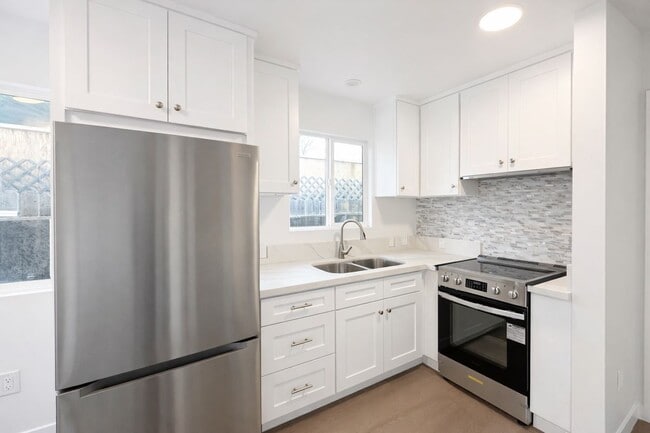 Building Photo - 6907 Noble