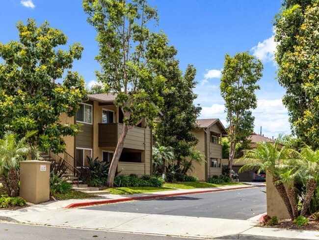 Building Photo - Beautiful Upper Level Condominium Home Unit G