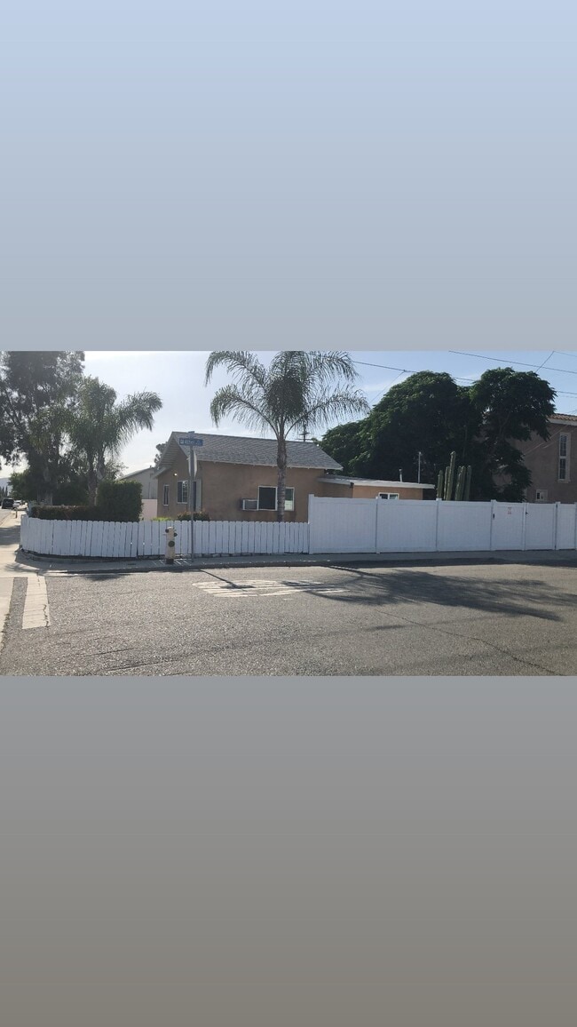 Photo - 435 E 5th St