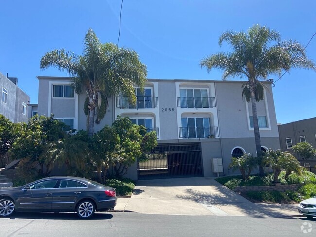 Building Photo - 2 Bed 2 Bath with Remodeled Bathrooms! Wat... Unit 5 Rental