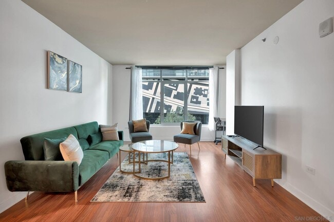 Building Photo - 425 W Beech St Unit 308