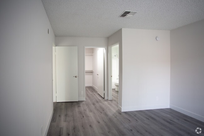 2BR, 2BA-950 SF - Keswick Manor