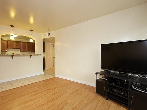 Photo - 550 Graves Ave