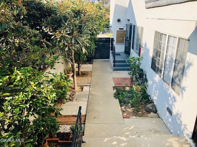 Photo - 1138 N Berendo St House