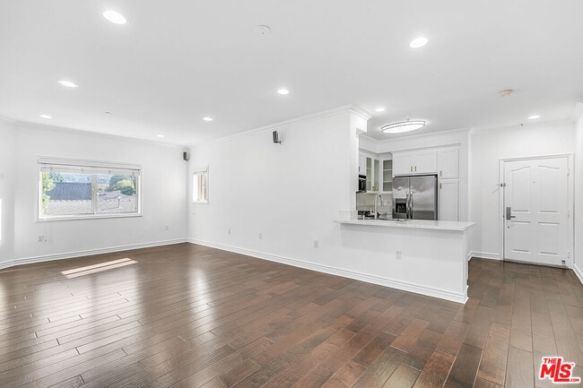 Building Photo - 11504 Moorpark St Unit 103