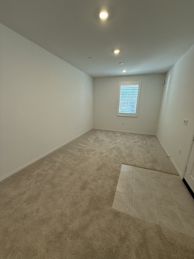 Building Photo - Blt 2025 - New 2 bdrm apartment- Beautiful Finishes - ALL Utilities Included, 1 Car Garage, Lots ... Unit B