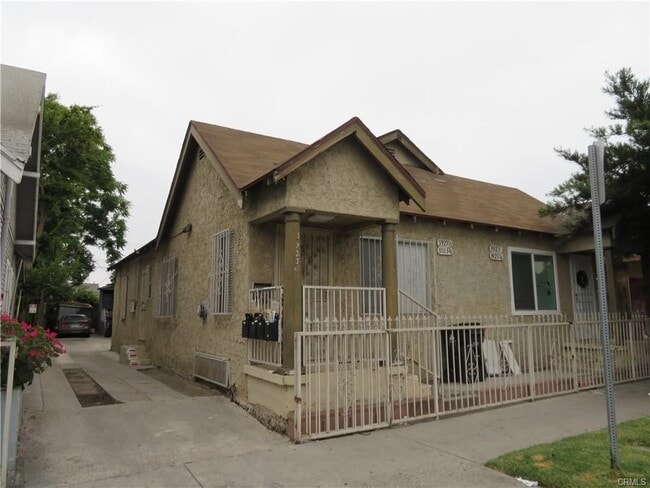 Building Photo - 3923 Normandie Ave