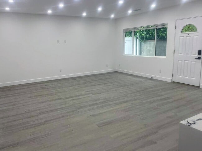 Photo - 19057 Friar St Unit ...