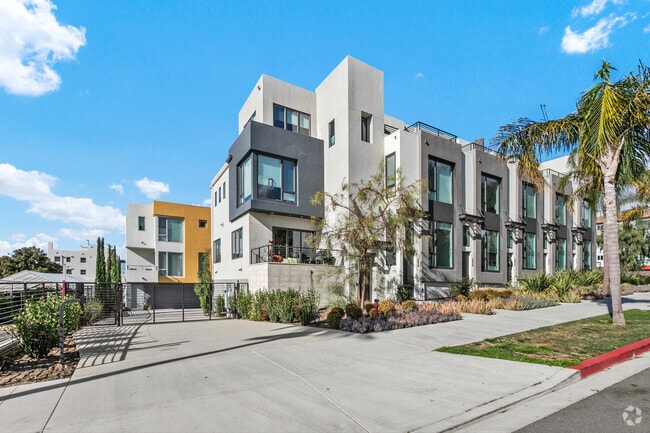 Building Photo - 2065 Fifth Ave Rental