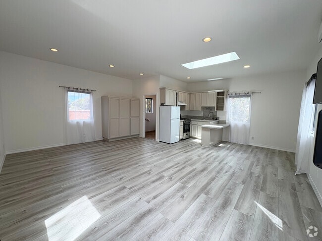Building Photo - 2200 Pelham Ave Unit 2 Rental