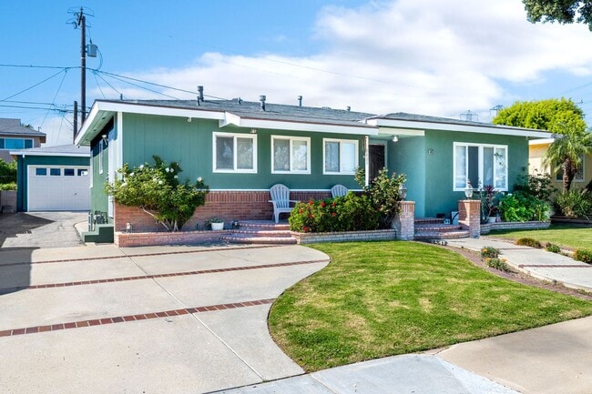 Building Photo - Lakewood Estates 3 Bedroom, 2 Bath Home with 2 Car Garage