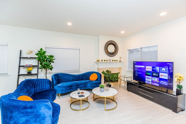 Photo - Newly Remodeled 5B4B. 2 mile from the Rose...