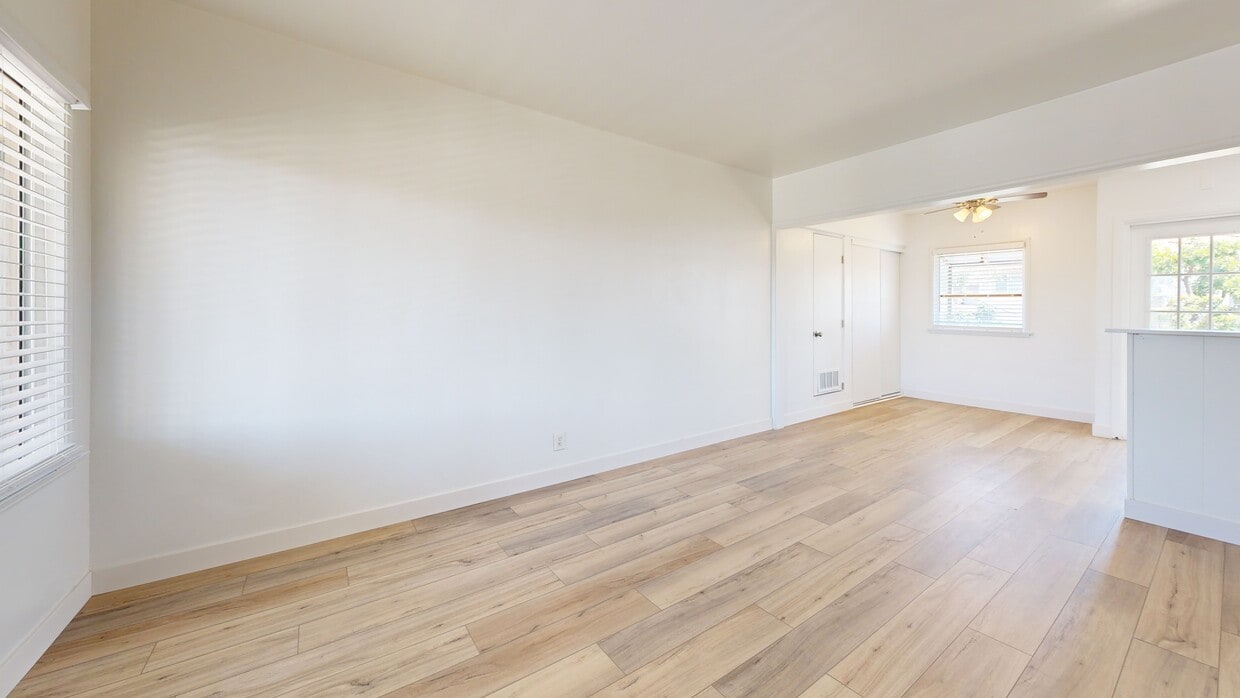 3D Tour - 1732-1744 Orizaba Avenue