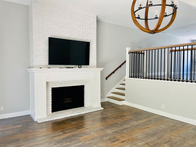 Photo - Gorgeous Venice Townhouse w/Upgrades Galore close to Beach+Canals w/Laundry+Garage+Pool