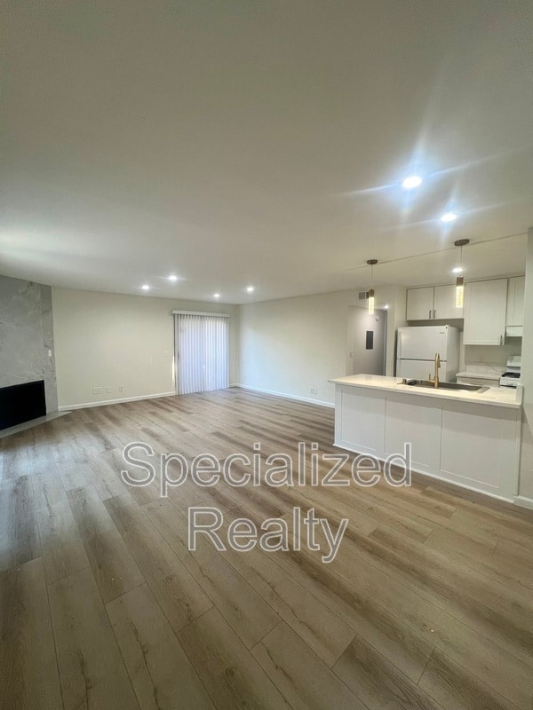 Building Photo - 7038 Vesper Ave Unit 101