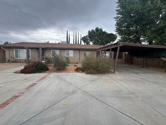 Building Photo - Great 3 + 2 Located in Quartz Hill