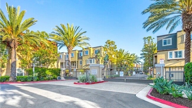 Building Photo - Spectacular Gated 3 Bed + Den, 2.5 Bath Townhouse in Newport Beach.